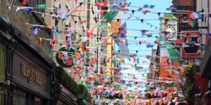 Internationale Flaggen in irischer Straße